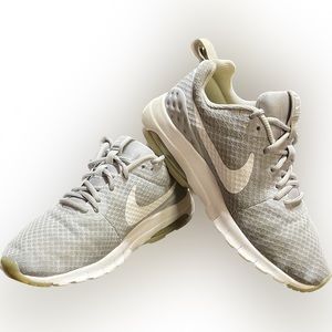 Nike Air Max Motion Women’s Athletic Running Shoes Size 8 Women’s light gray